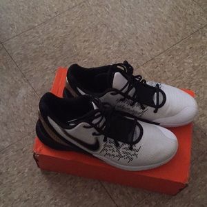 Selling KYRIE FLYTRAP II